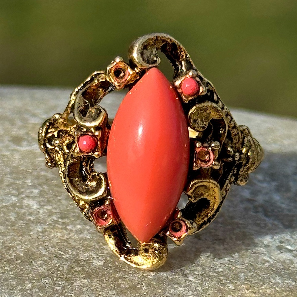😍 Vintage Signed Vogue Faux Coral Adjustable Ring Gold Tone